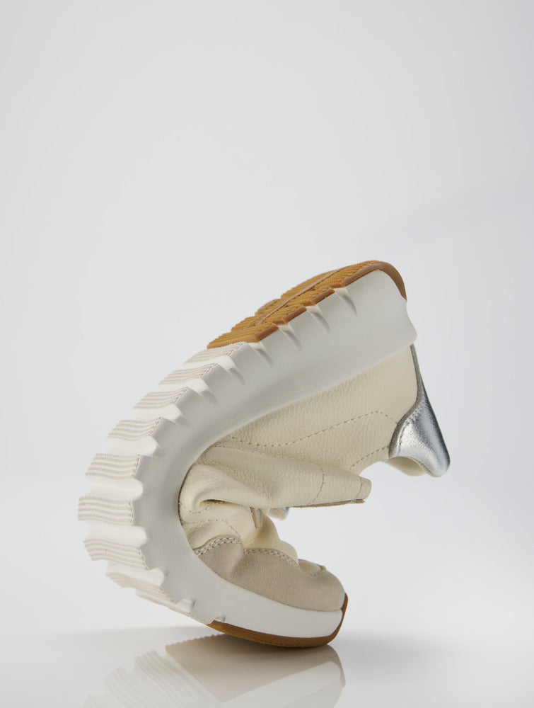 color:beige
